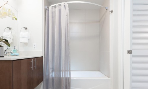 a bathroom with shower/tub combo